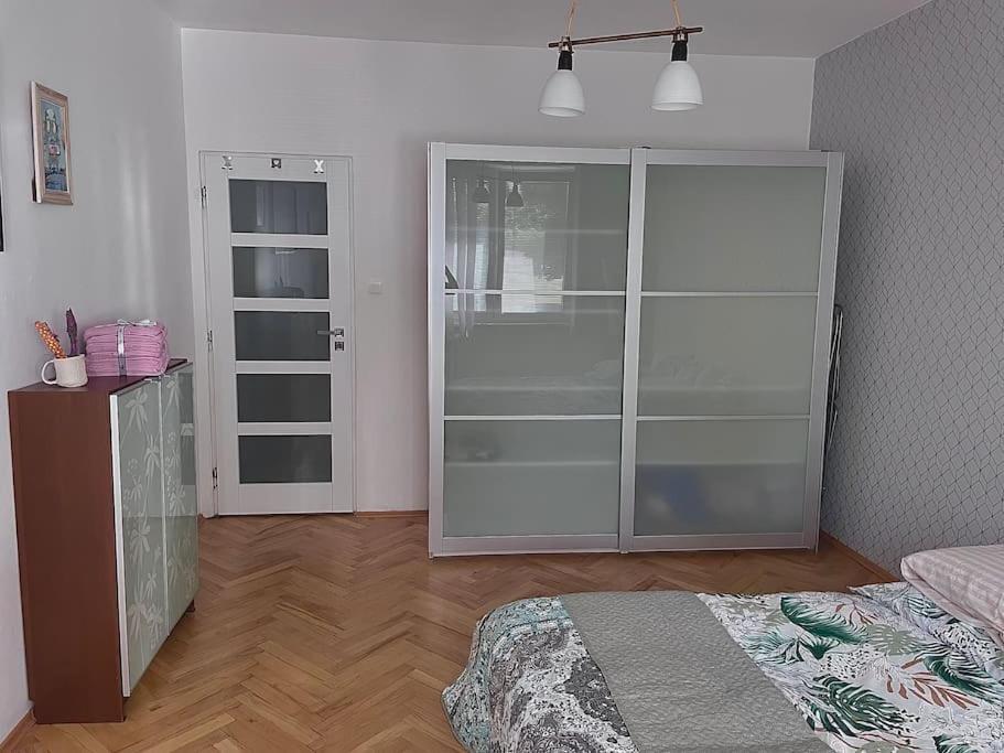 2,5 Izbovy Apartman V Ruzinove S Parkovanim Zdarma Братислава Экстерьер фото
